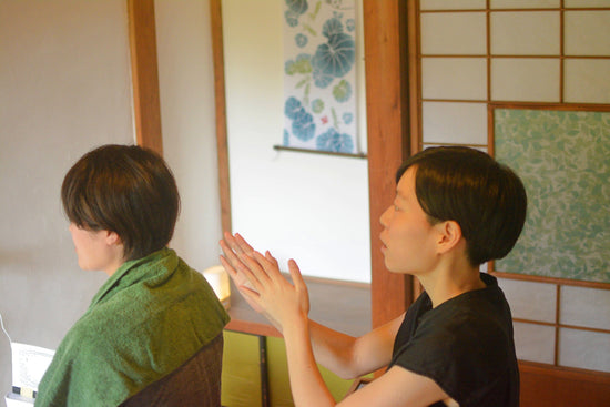 施術もしくは整体の様子